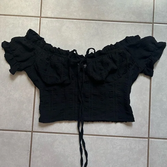 White Fox Boutique Gemini Off the Shoulder Crop - Picture 2 of 7